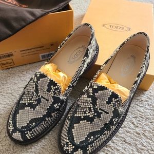 Like New - Tod's loafers Size 35
